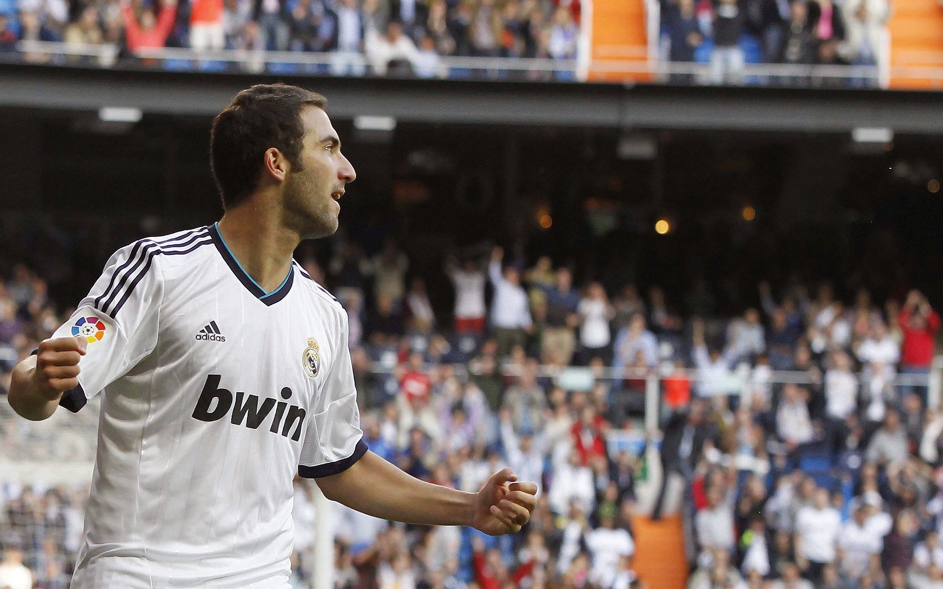 九游体育下载链接-詹姆斯父子同场竞技，历史首次引爆全美关注，詹姆斯父子对决